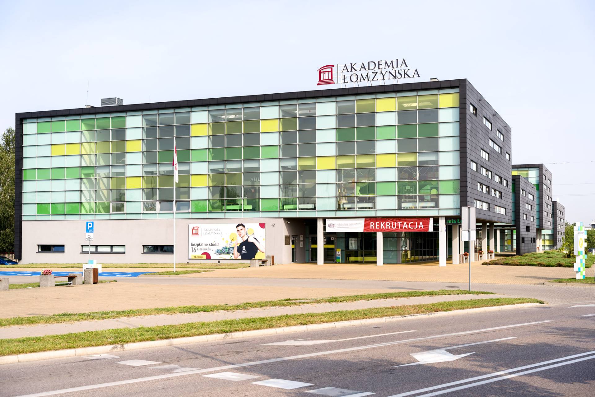 Budynek uczelni przy Akademickiej 1