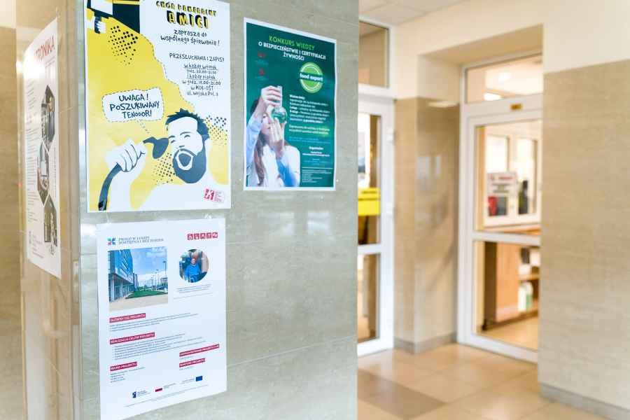 Plakaty projektu wywieszone wewnatrz głownego budynku uczelni