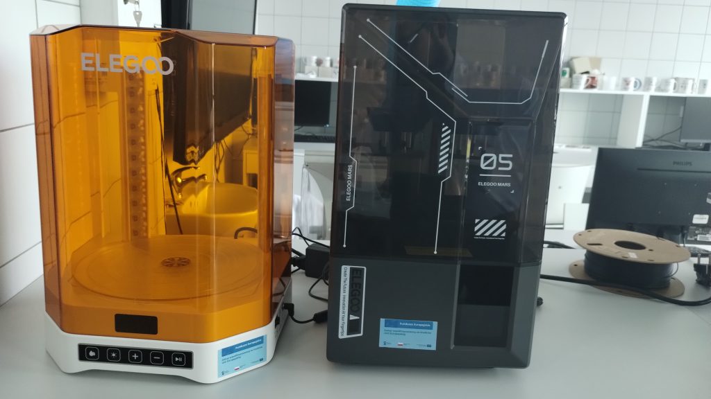 Dwie drukarki 3D Elegoo stojące na stole w pracowni technicznej