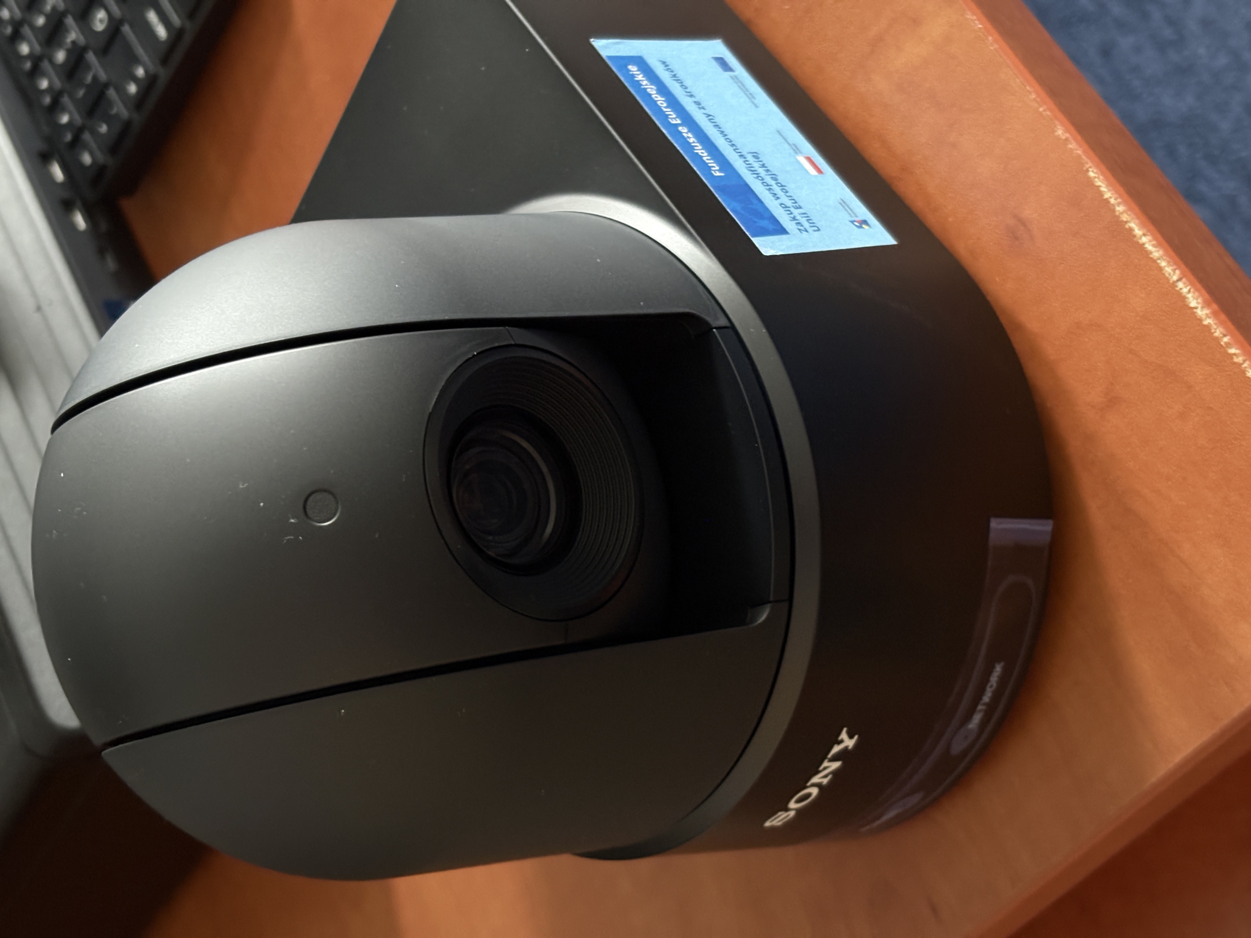 Kamera konferencyjna marki Sony ustawiona na biurku