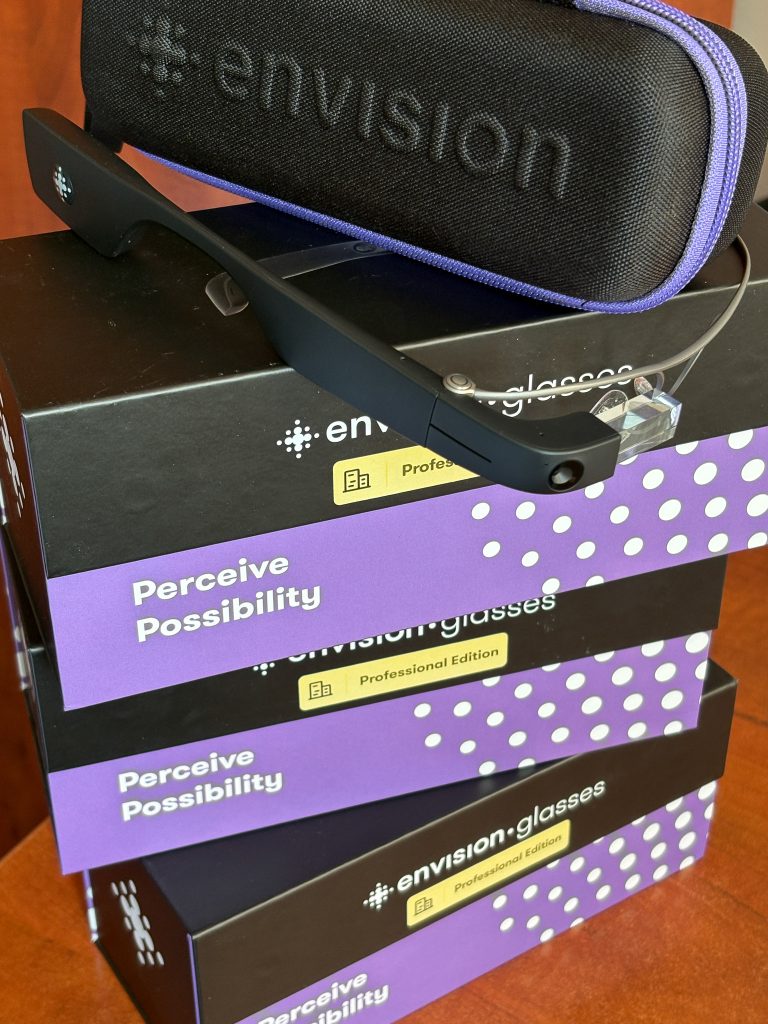 Okulary elektroniczne Envision wraz z etui i akcesoriami