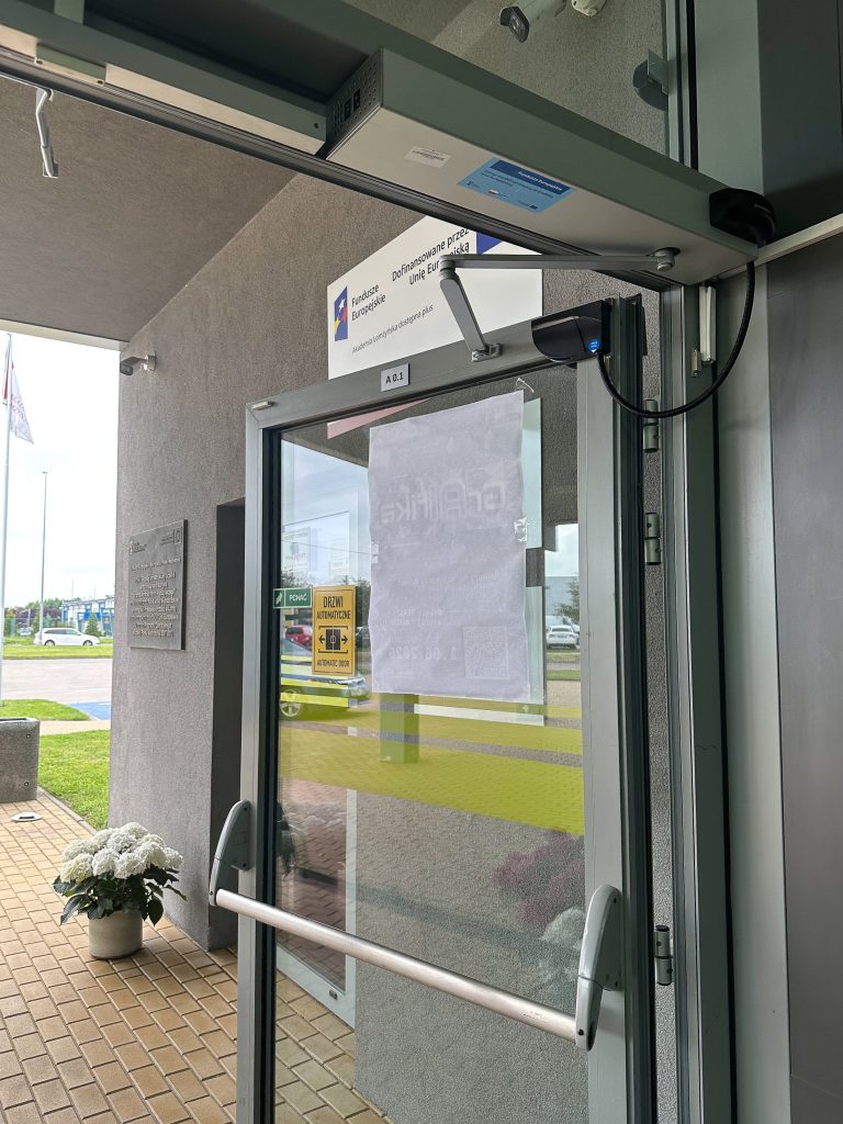 drzwi z systemem automatycznego otwierania