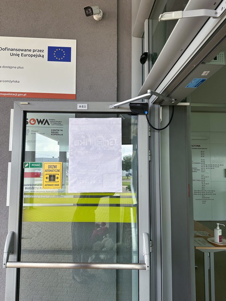 drzwi z systemem automatycznego otwierania