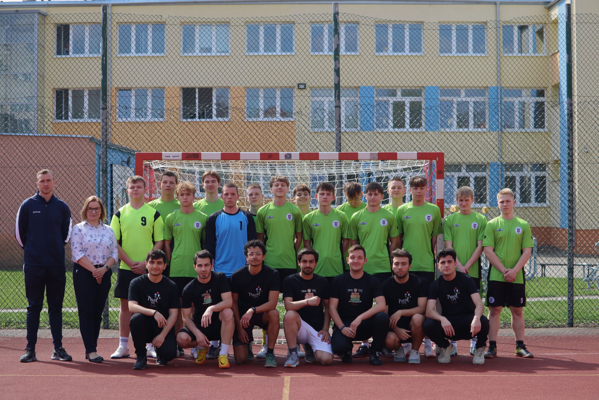 Dwa zespoły sportowe pozują do zdjęcia. W górnym rzędzie przedstawiciele Ekonomika, w dolnym Akademii Łomżyńskiej
