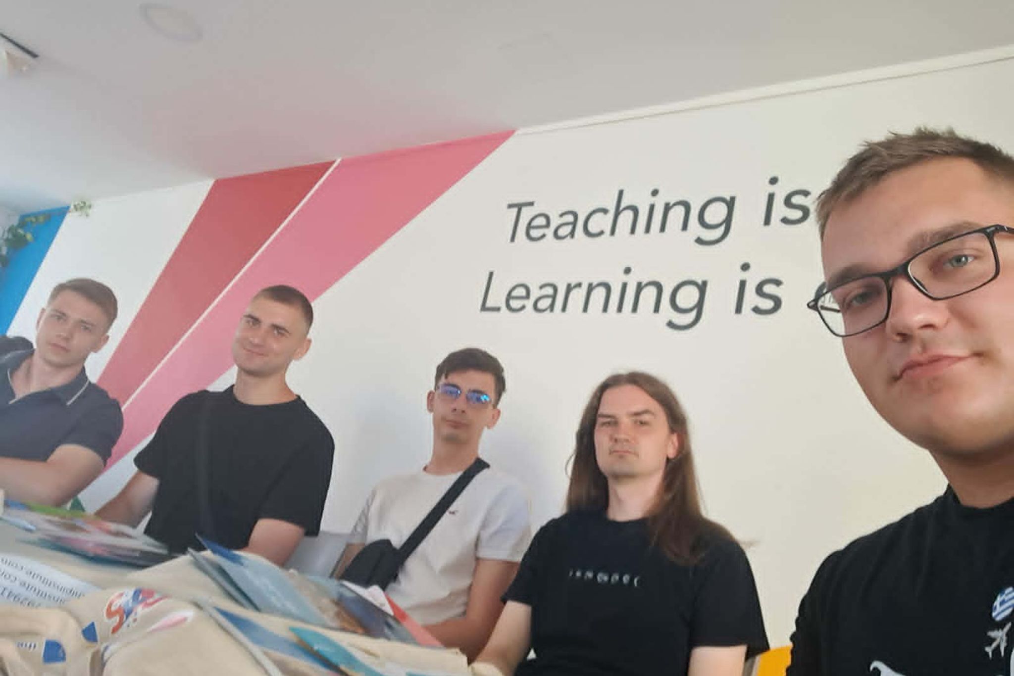 Selfie na zajęciach piątki studentów 