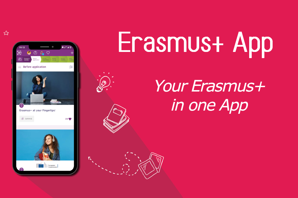 Na różowym tle po lewej stronie znajduje się telefon komórkowy typu smartfon z włączonym ekranem, pokazujący włączoną aplikację Erasmus+ App, a po prawej stronie widnieje napis "Erasmus+ App - Your Erasmus+ in one App"