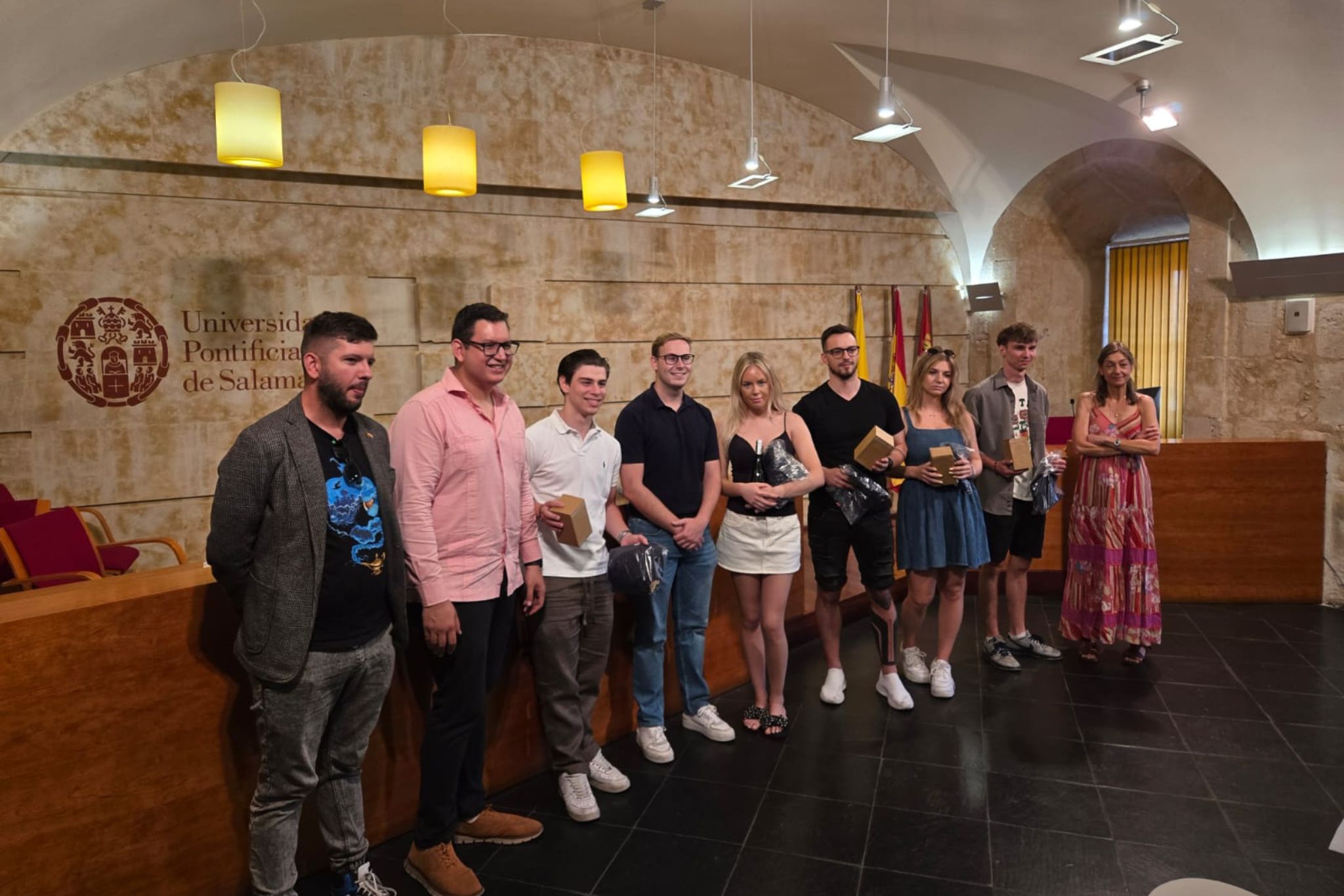 Grupa osób pozuje do zdjęcia w zamkniętym pomieszczeniu