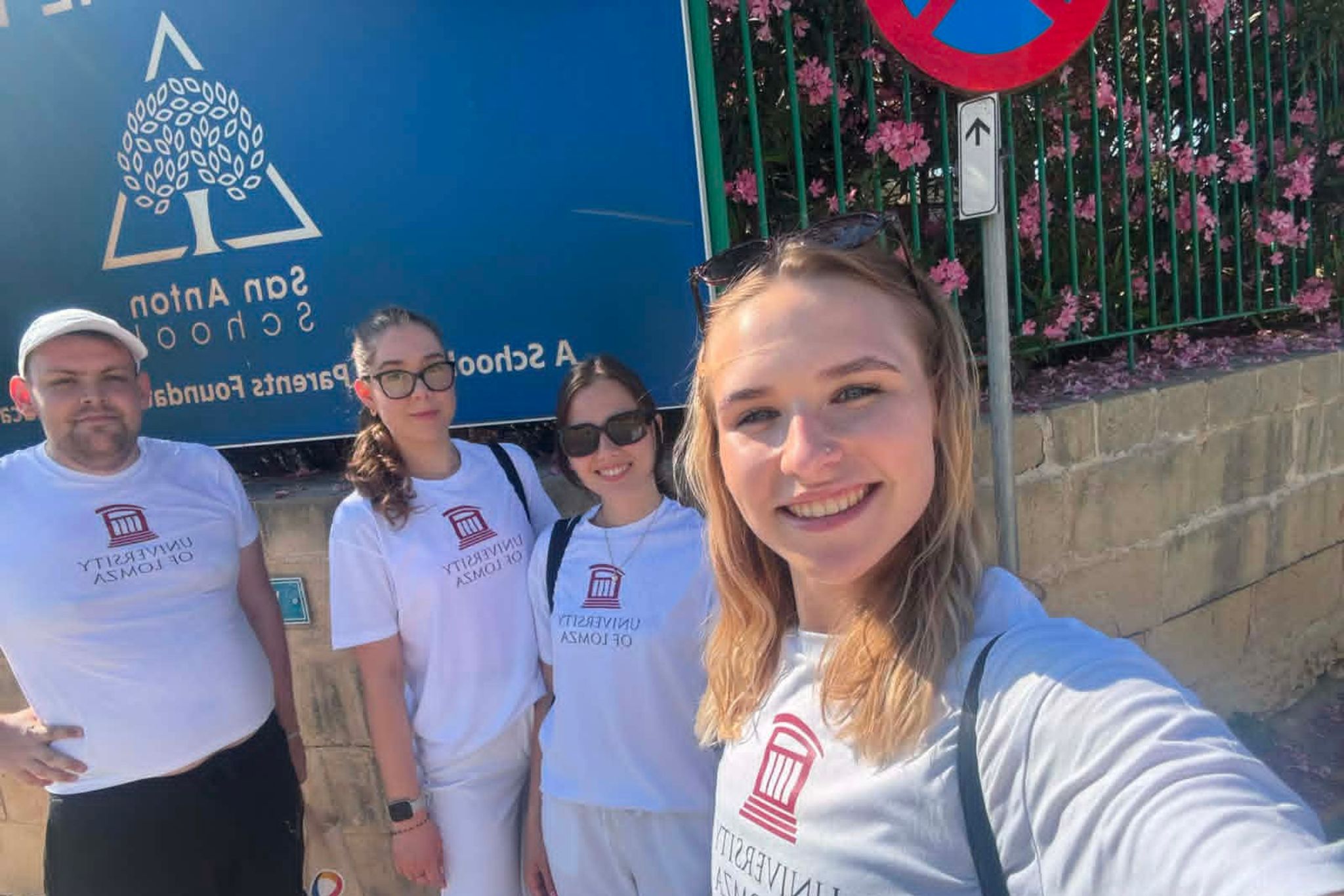 Cztery osoby robią selfie w koszulkach akademii Łomżyńskiej