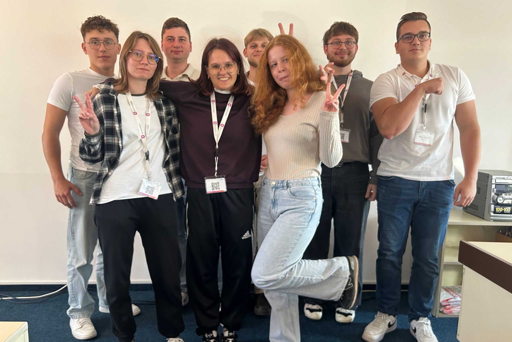 Grupa 8 osób pozuje do zdjęcia