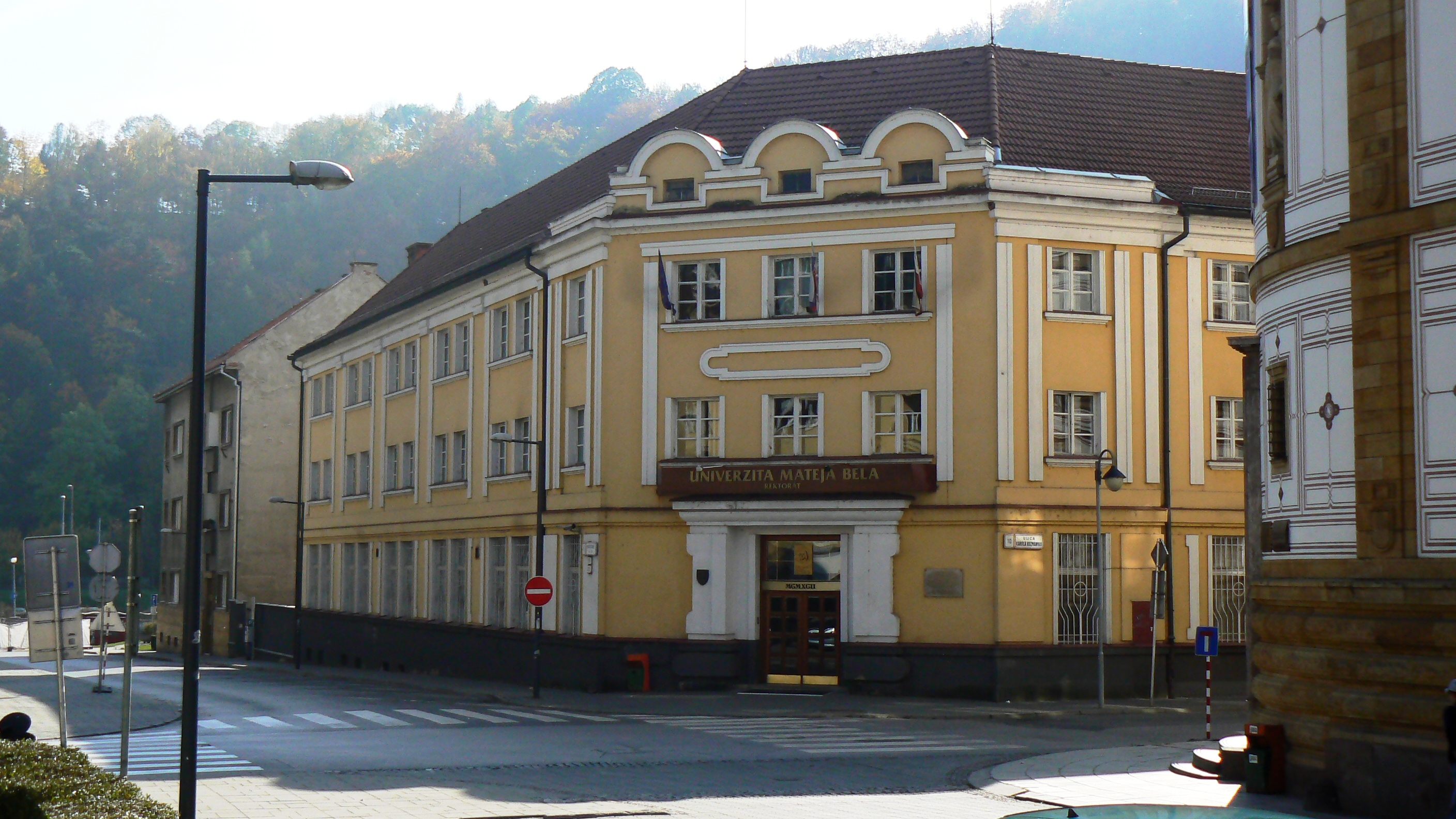 Zdjęcie żółtego budynku widzianego z drugiej strony ulicy