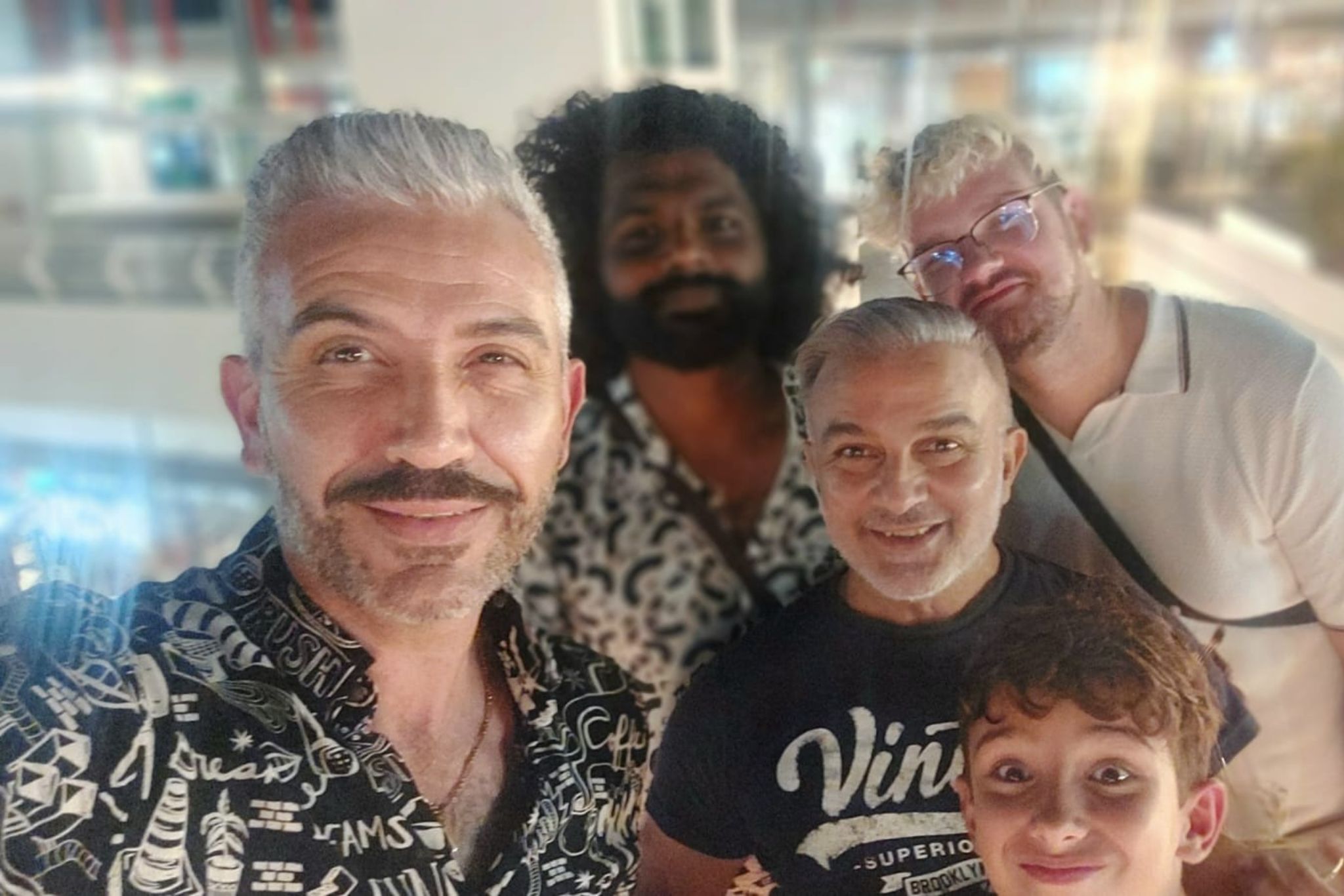 Grupa 5 osób pozuje do zdjęciach.