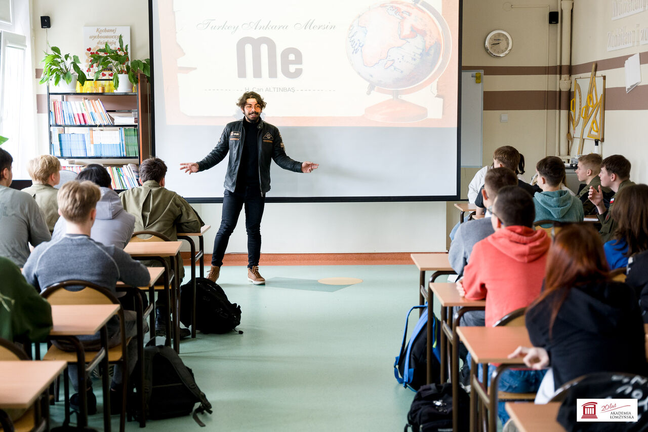 Professor presents a presentation to the entire class against the backdrop of a slide