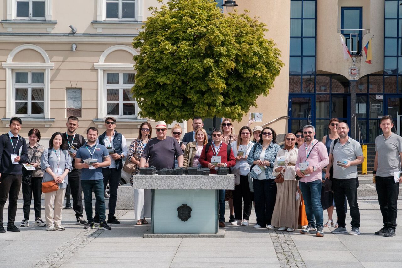Grupa osób pozuje do zdjęcia