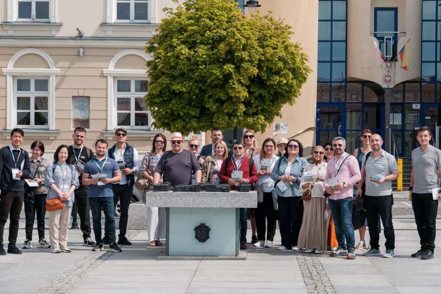 Grupa osób pozuje do zdjęcia
