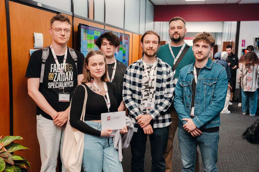 Grupa 5 studentów pozuje z certyfikatem