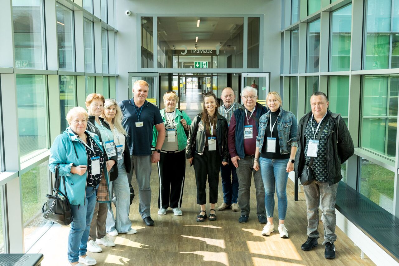 Grupa osób pozuje do zdjęcia