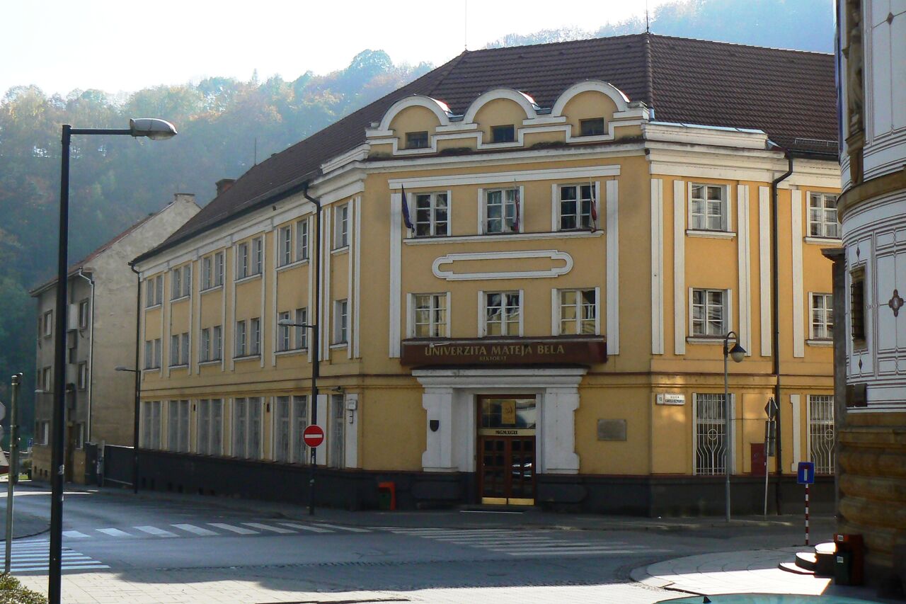 Zdjęcie żółtego budynku widzianego z drugiej strony ulicy