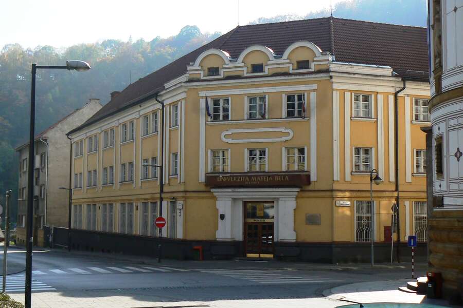 Zdjęcie żółtego budynku widzianego z drugiej strony ulicy