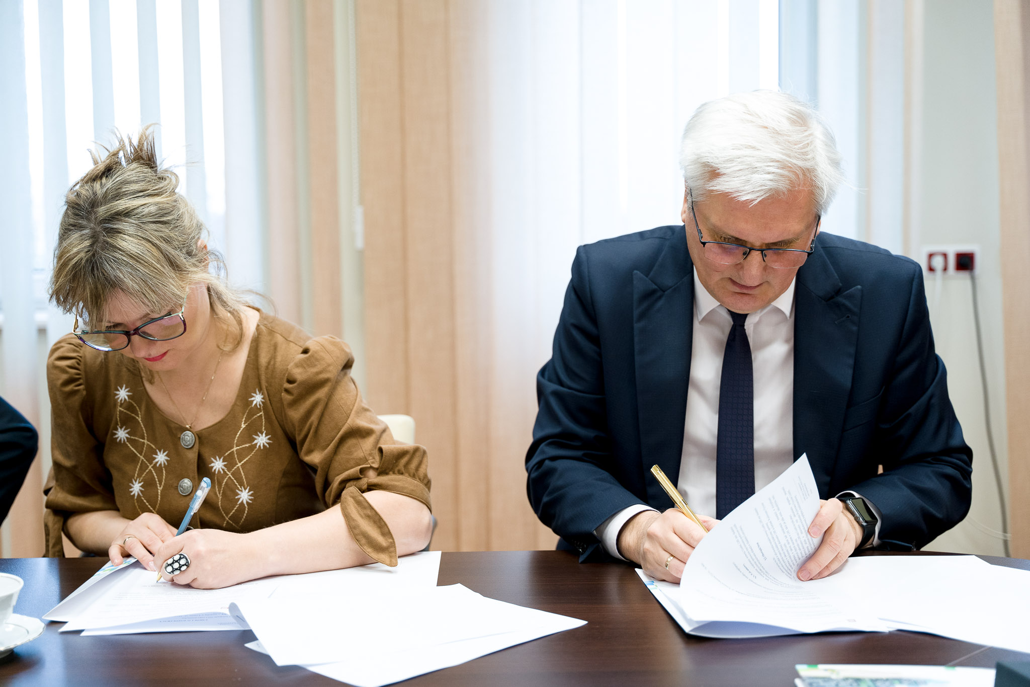 Rektor AŁ i Dyrektor LMS podpisują umowy z klubami