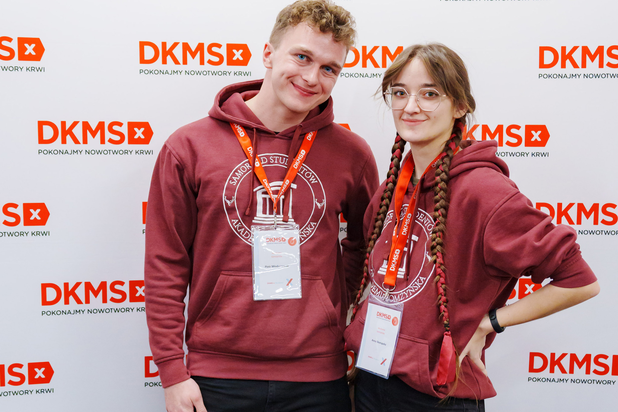 dwoje studentów na tle ścianki reklamowej dkms