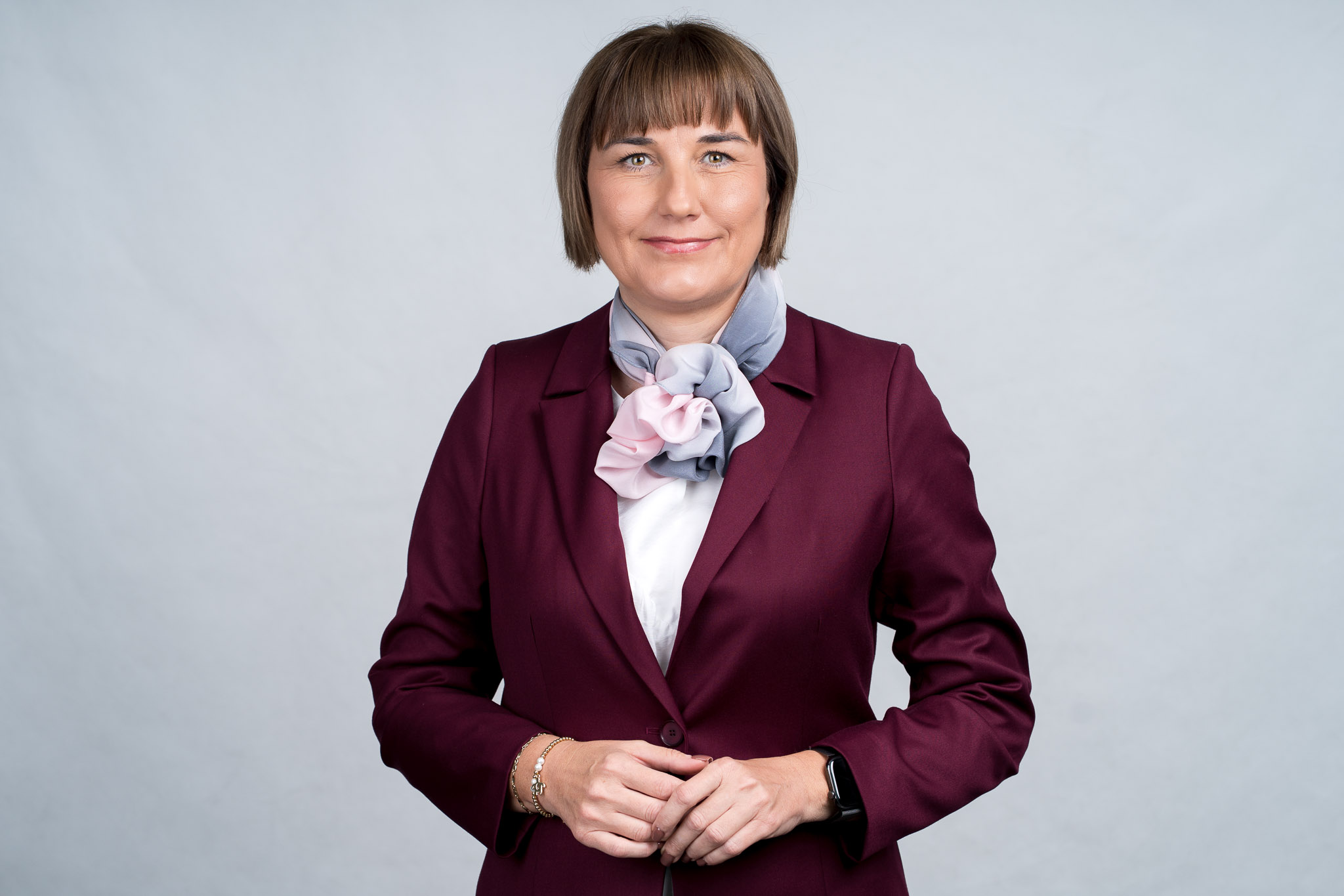 kobieta ubrana elegancko pozuje do zdjęcia