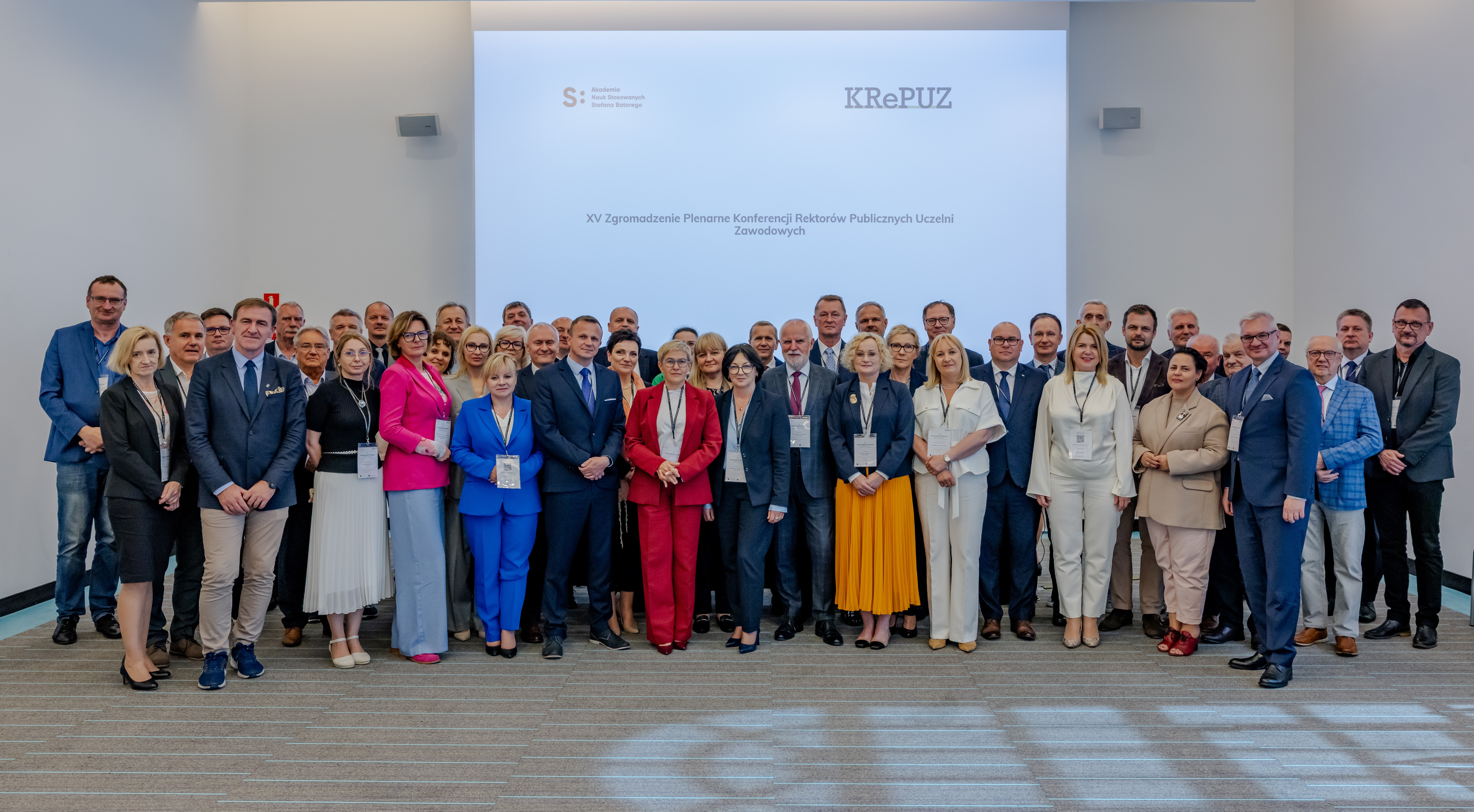 duża grupa osób pozuje do zdjęcia