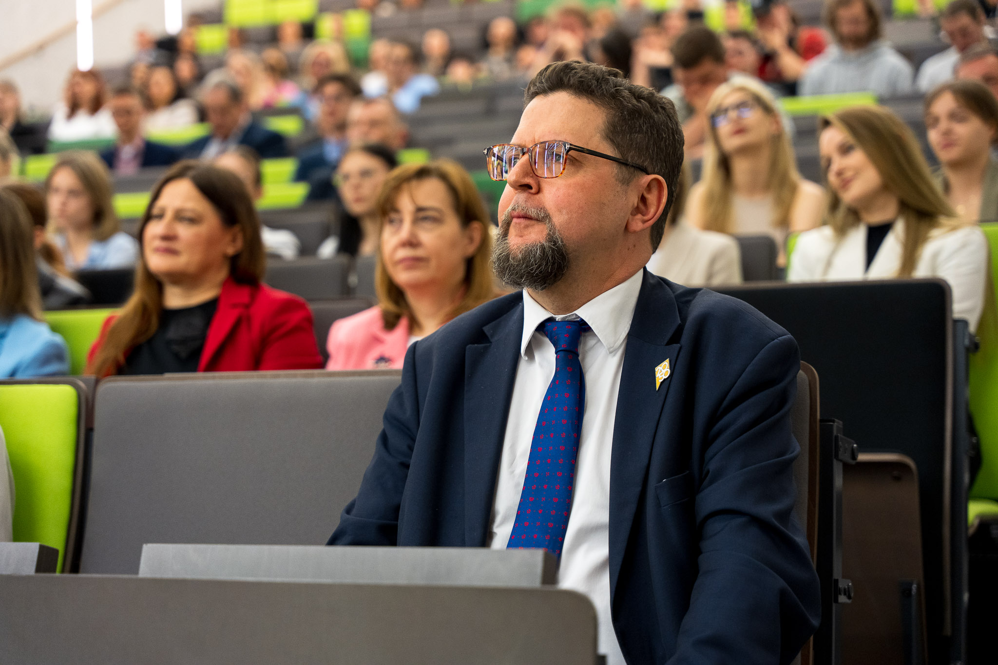 prof. Andrzej Szeptycki siedzi na auli