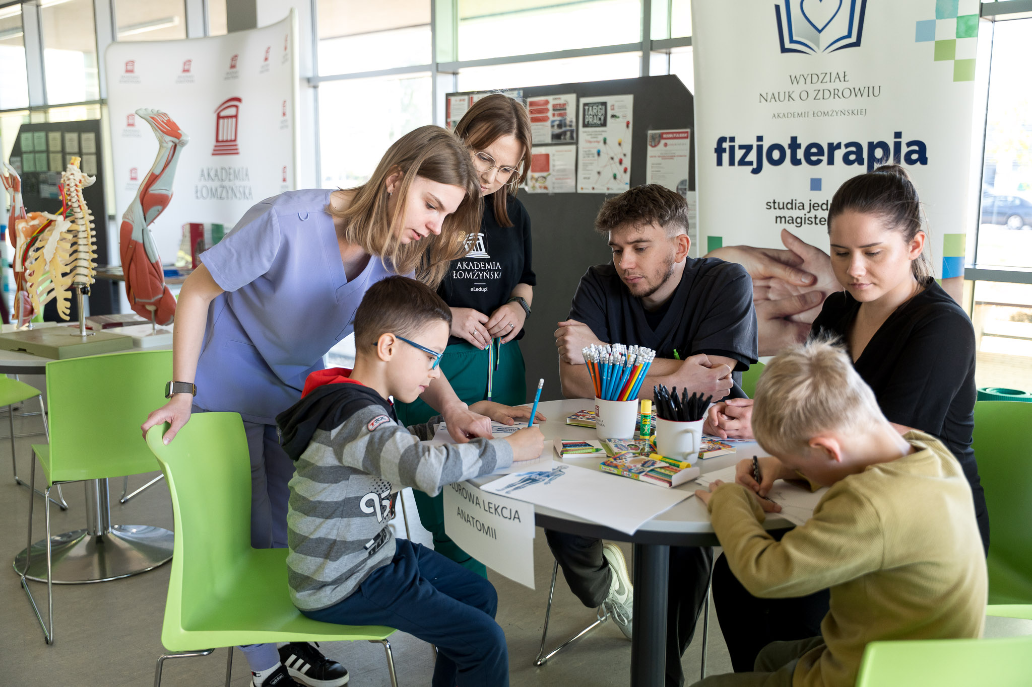 studenci i dzieci rozwiązują zadania