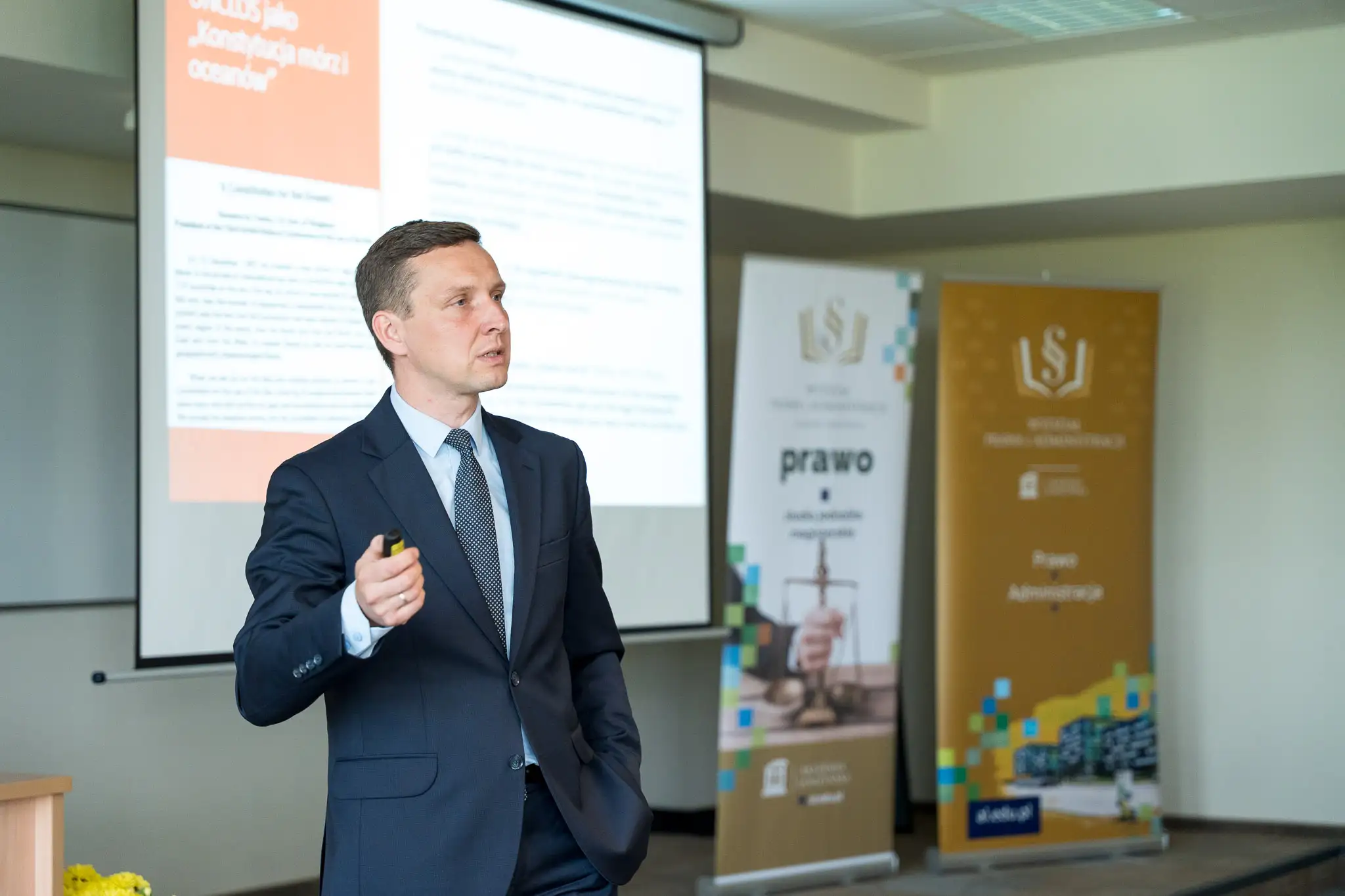 wykładowca wykłada w sali wykładowej