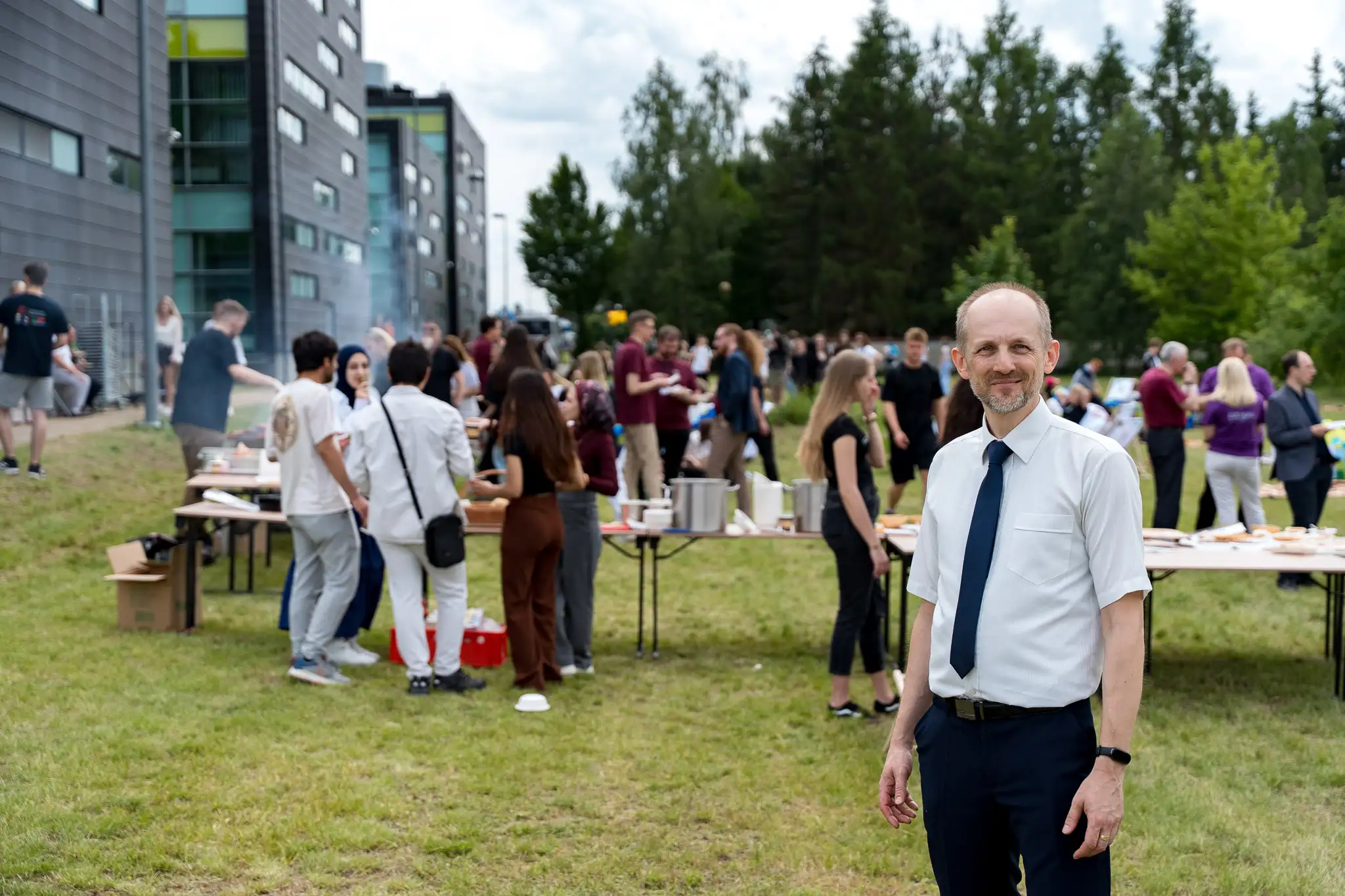 wykładowca na tle pikniku pod uczelnią