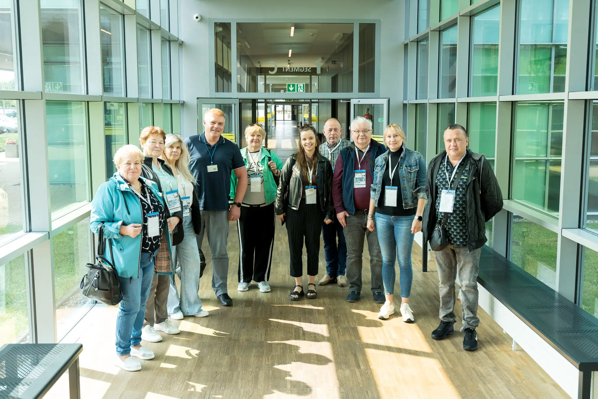 grupa ludzi pozuje do zdjęcia wewnątrz budynku