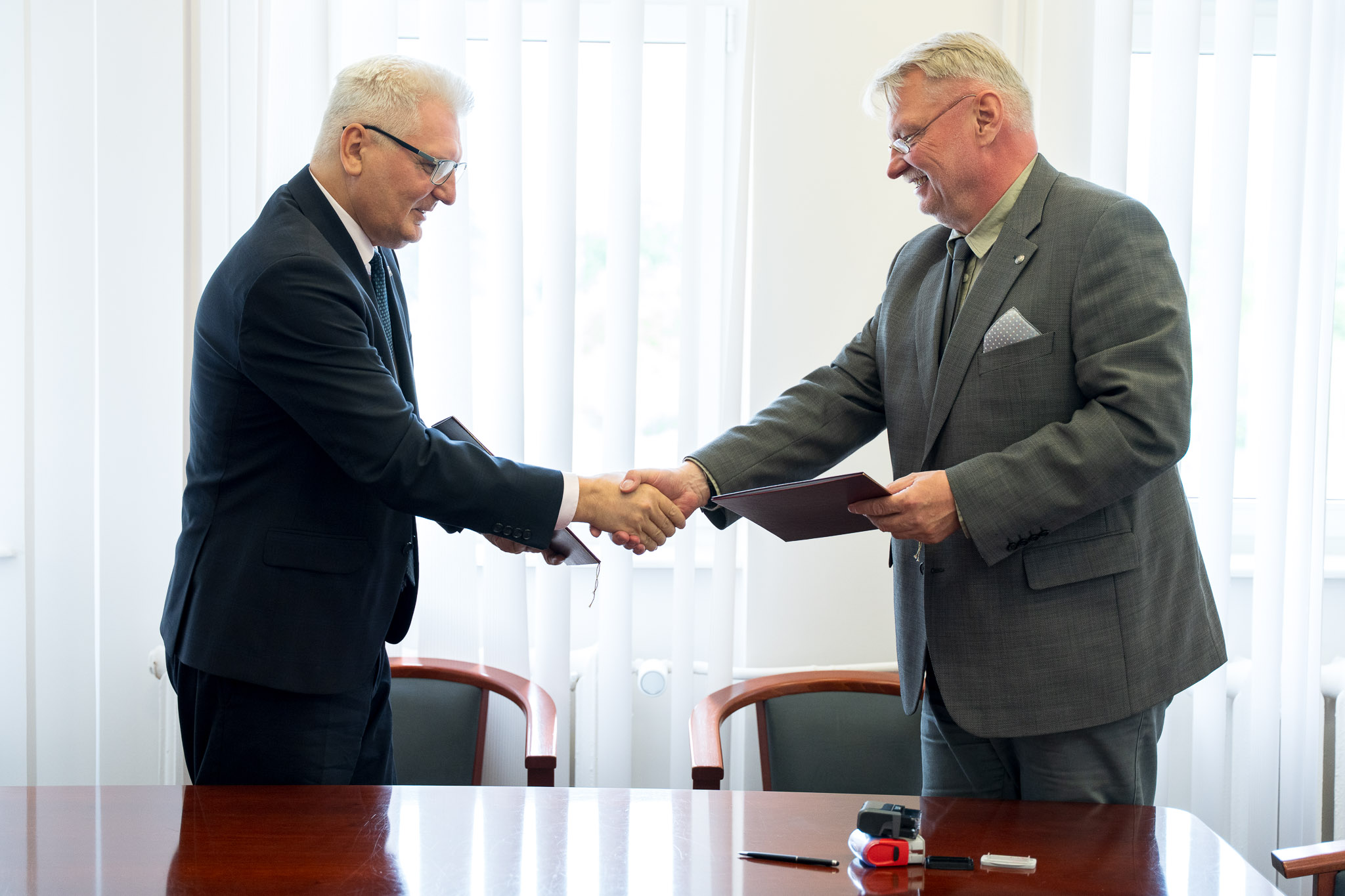 dwie osoby uściskują sobie dłonie