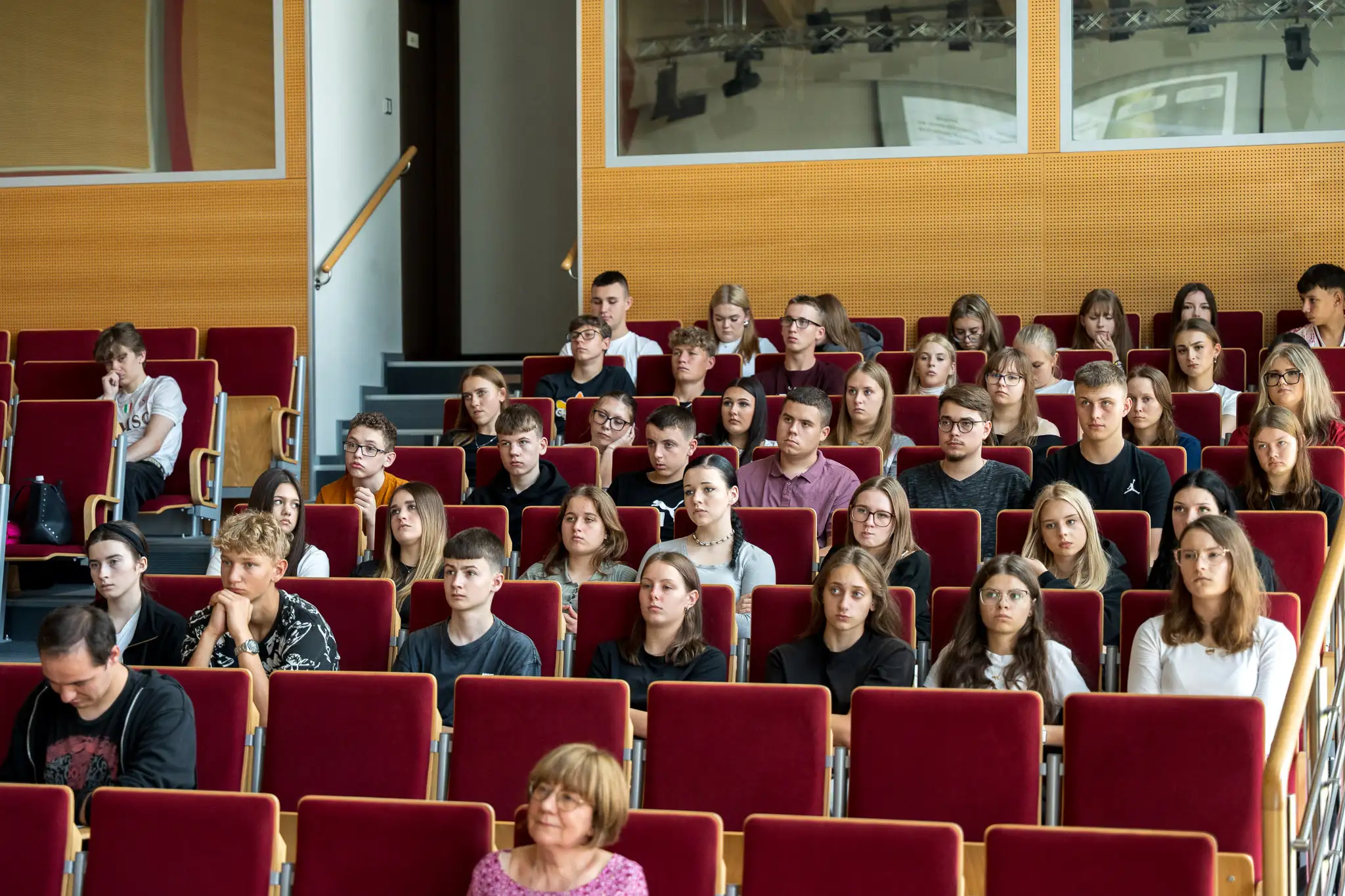 młodzi ludzie siedzą na audytorium