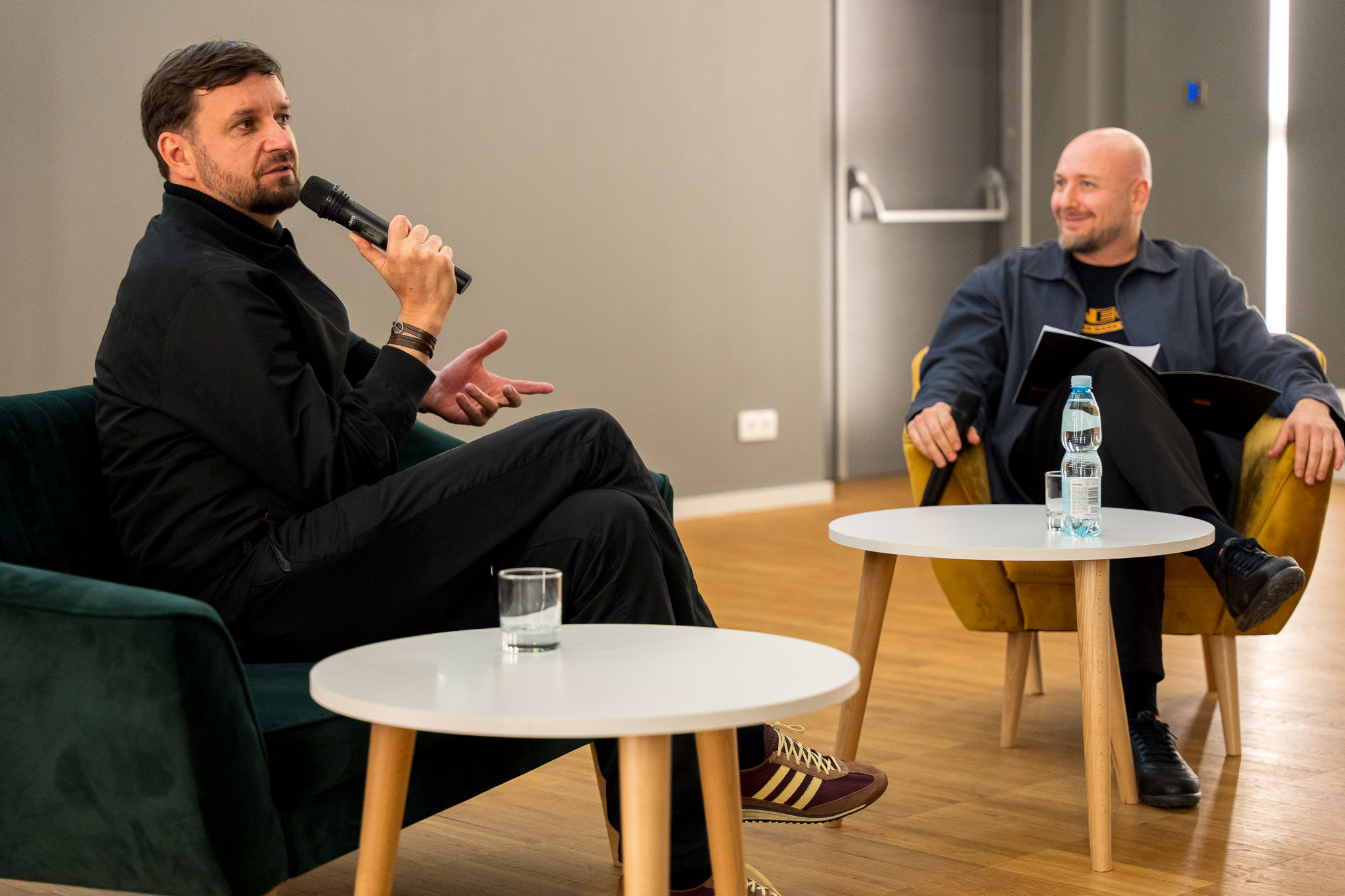 Piotr Domalewski i Łukasz Seweryński podczas spotkania „Dialogi Filmowe” w Akademii Łomżyńskiej.