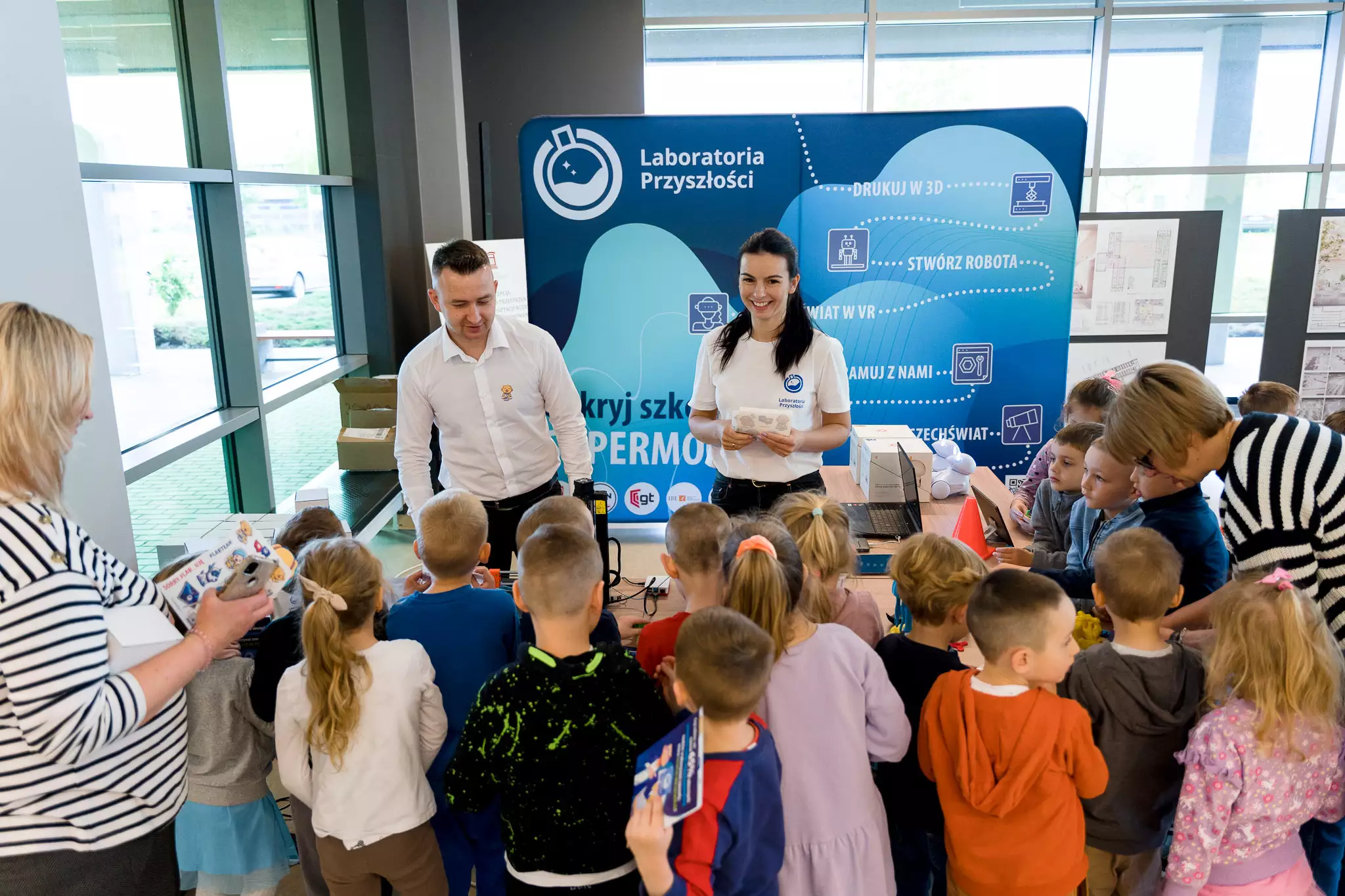 Stoisko laboratoria Przyszłości otoczone dziećmi