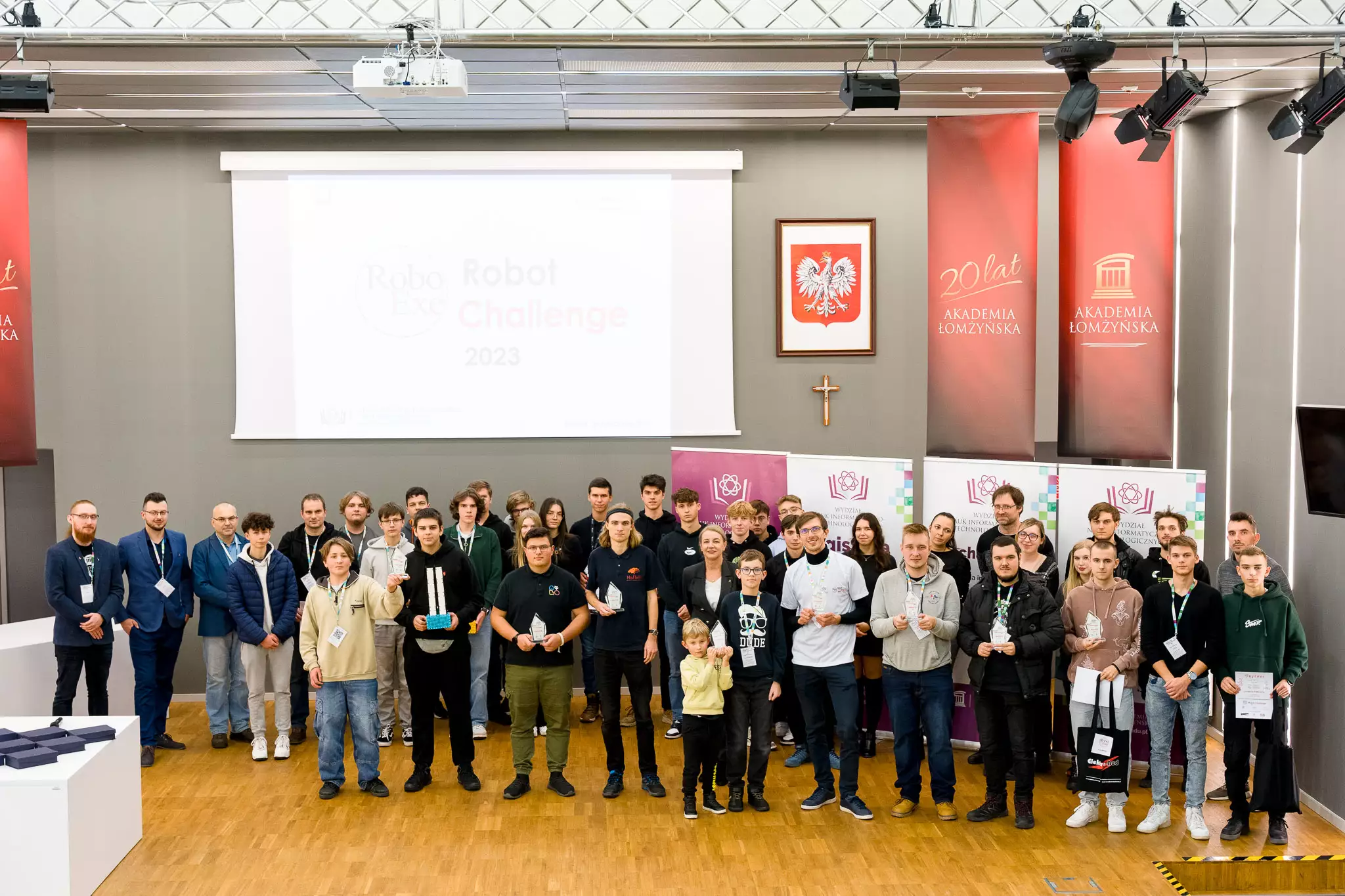 Duża grupa uczestników konkursu na scenie auli Jakubczaka