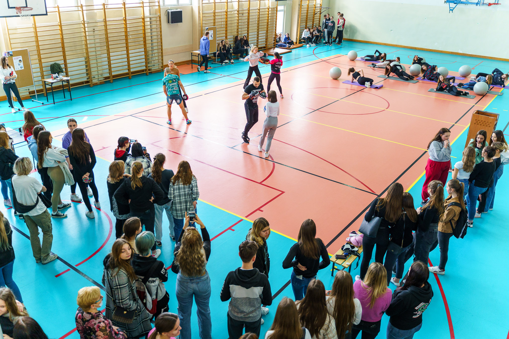 Studenci ANS i uczniowie II LO w Łomży na sali gimntastycznej