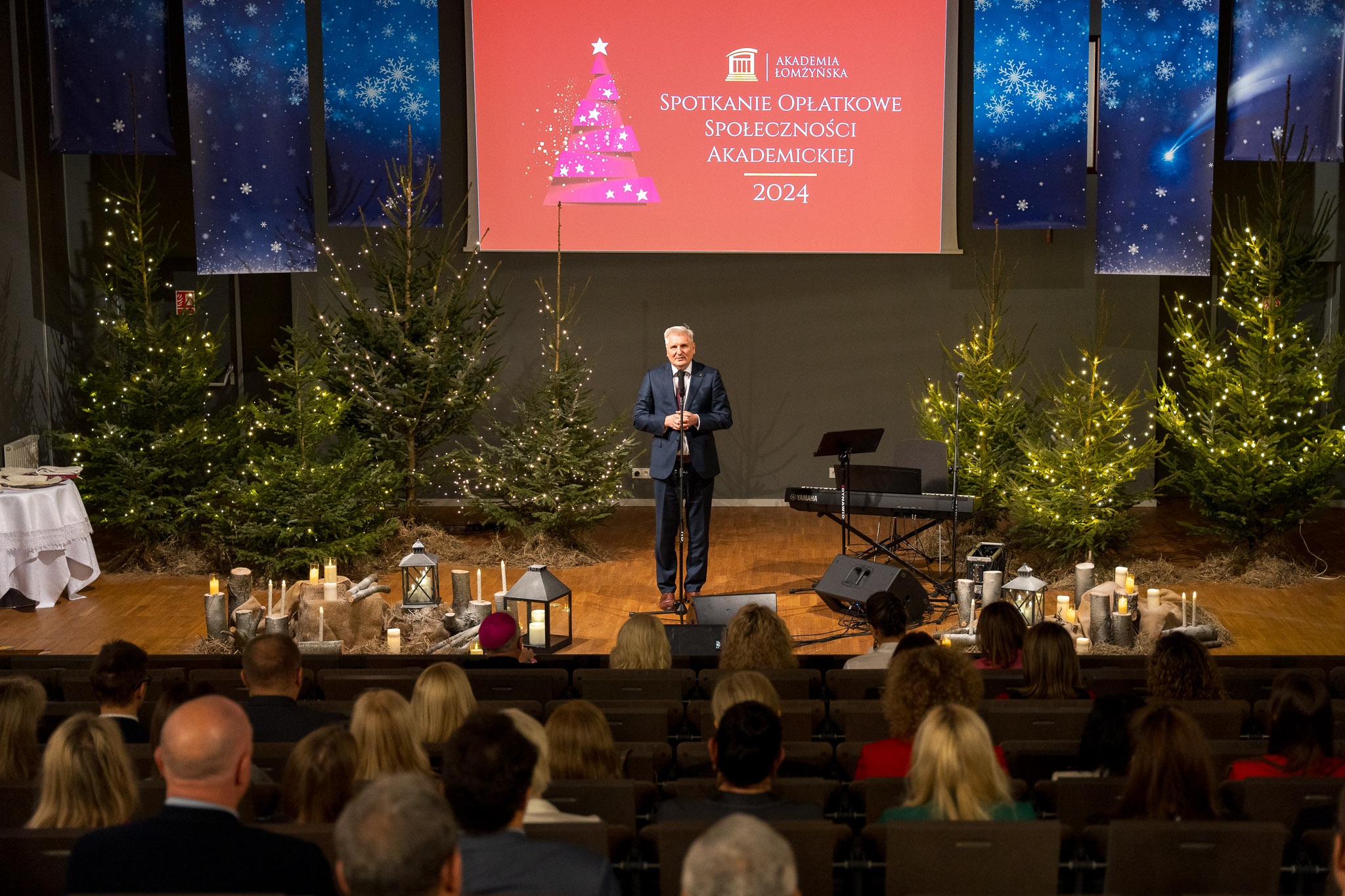 Rektor AŁ przemawia ze sceny auli