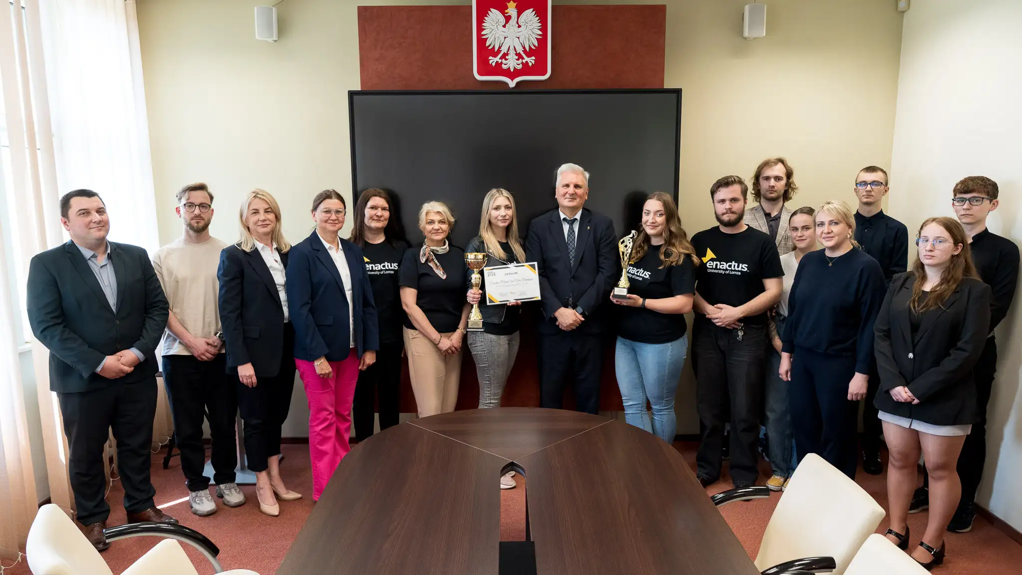 Na zdjęciu przedstawiono członków koła naukowego Enactus oraz władze Uczelni Akademii Łomżyńskiej