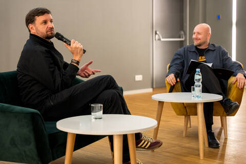 Piotr Domalewski i Łukasz Seweryński podczas spotkania „Dialogi Filmowe” w Akademii Łomżyńskiej.