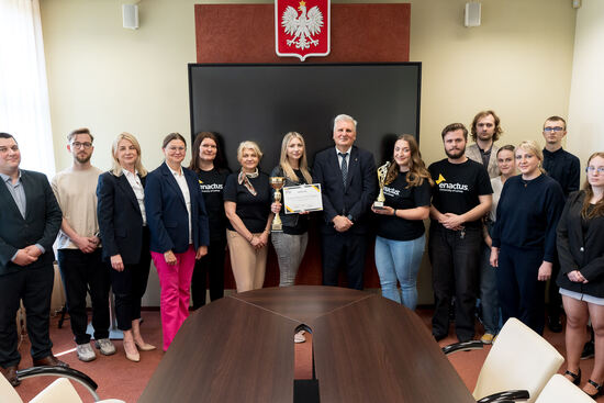 Na zdjęciu przedstawiono członków koła naukowego Enactus oraz władze Uczelni Akademii Łomżyńskiej