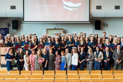 Studenci pielęgniarstwa podczas ceremonii czepkowania, Akademia Łomżyńska, 2025.