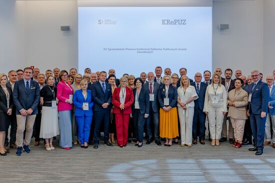duża grupa osób pozuje do zdjęcia