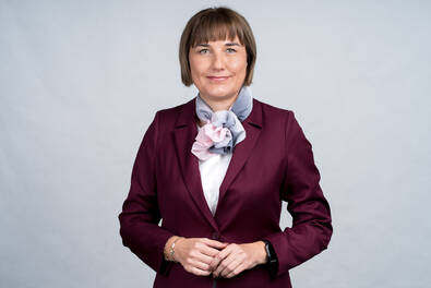 kobieta ubrana elegancko pozuje do zdjęcia