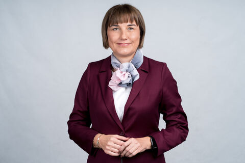 kobieta ubrana elegancko pozuje do zdjęcia