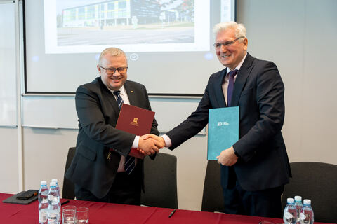 Na ilustracji przedstawiono przedstawiciela ZUS i Rektora Akademii Łomżyńskiej, 2025.
