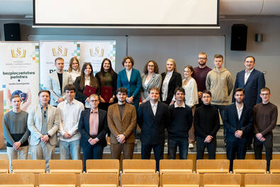 Grupa ludzi pozuje do zdjęcia