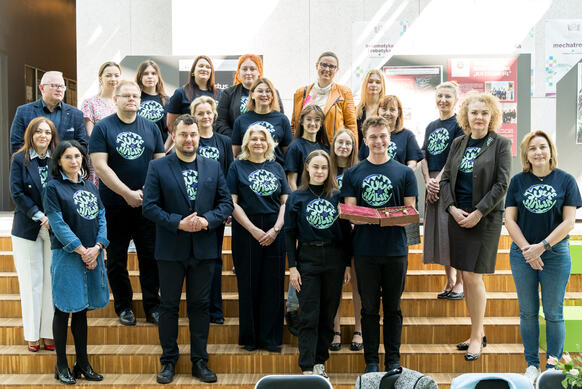 grupa osób na schodach pozuje do zdjęcia