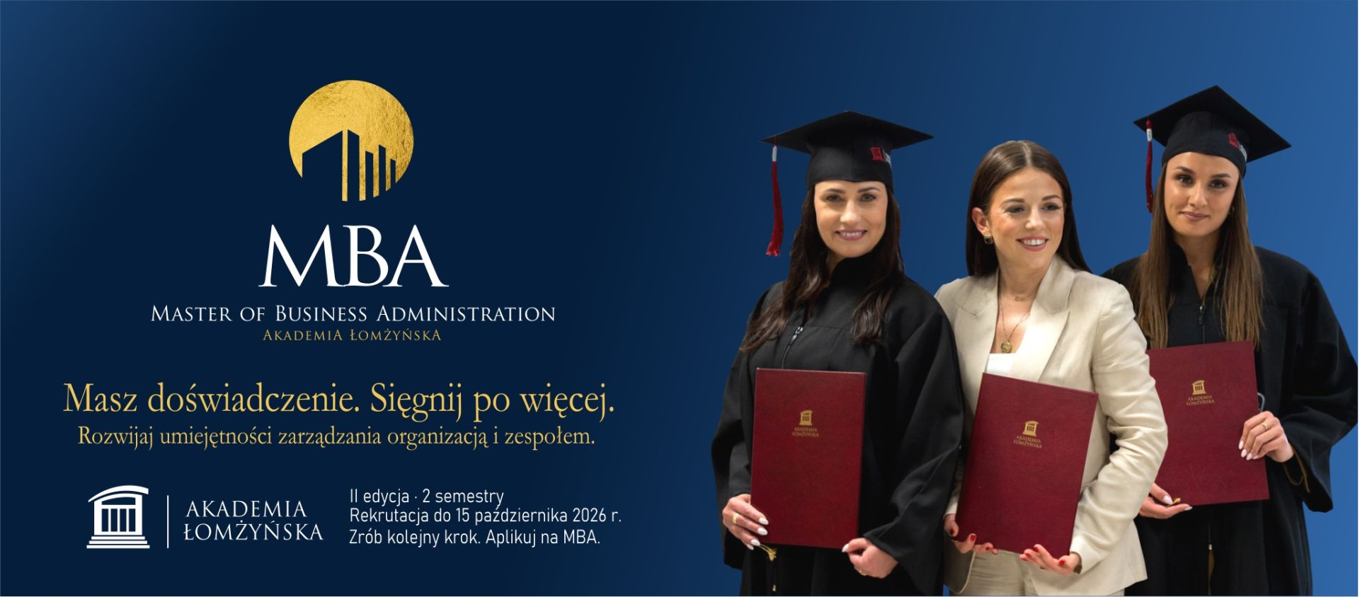 Grafika promująca studia MBA w Akademii Łomżyńskiej, z informacją o rekrutacji oraz zdjęciem trzech osób prezentujących dyplomy ukończenia studiów.”