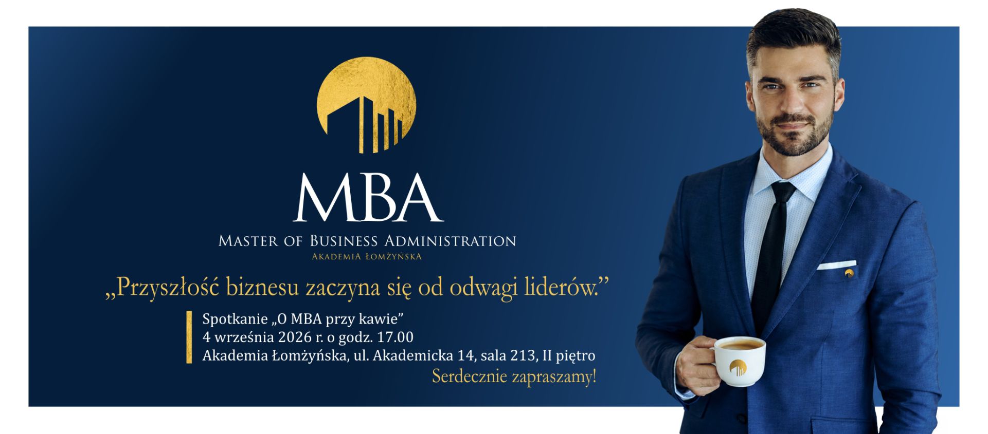 Plakat promujący spotkanie „O MBA przy kawie” organizowane przez Akademię Łomżyńską, z informacją o studiach MBA oraz osobą w garniturze trzymającą filiżankę kawy.